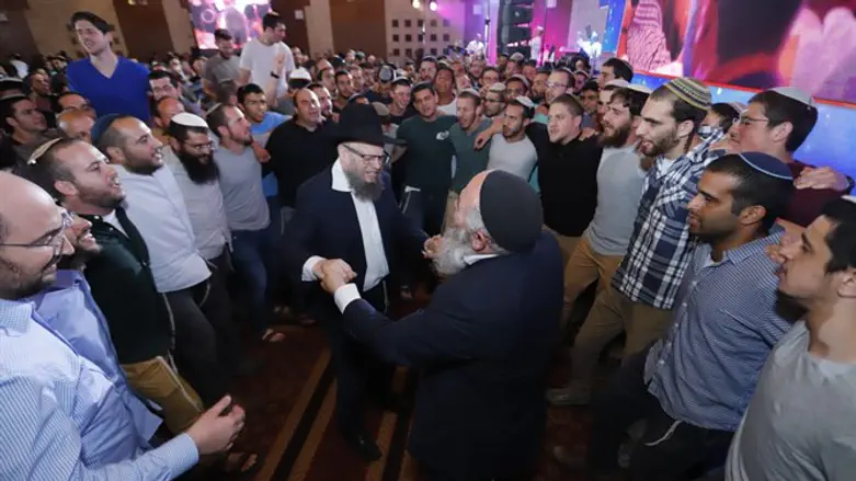 ראשי הישיבה רוקדים עם התלמידים