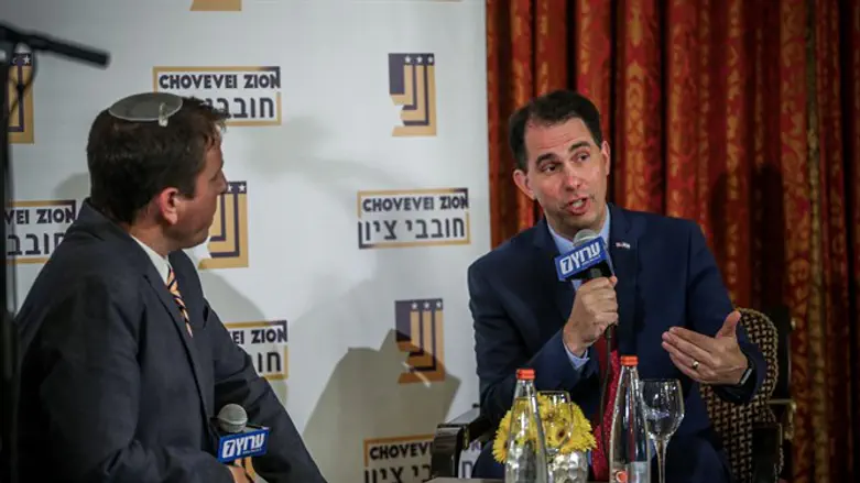 Скотт Уолкер (справа) дает интервью корреспонденту 7 канала