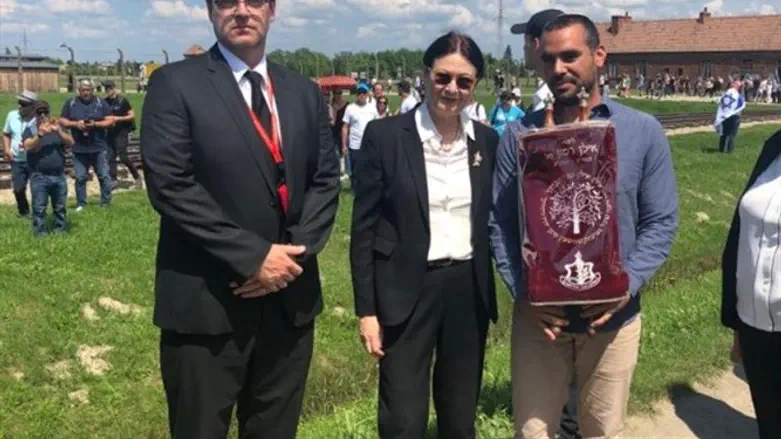 אליסף פרץ ונשיאת העליון אסתר חיות