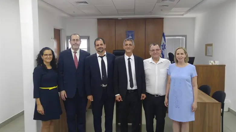 חימי עם אנשי ''אמונה במשפט''