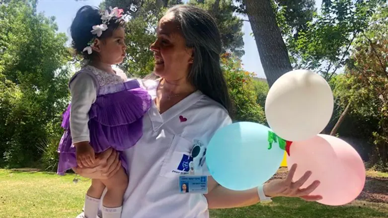 הדסה-אסתר יחד עם המיילדת אסתר