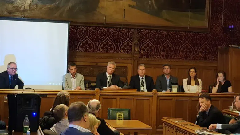 חיילי מילואים בפרלמנט הבריטי