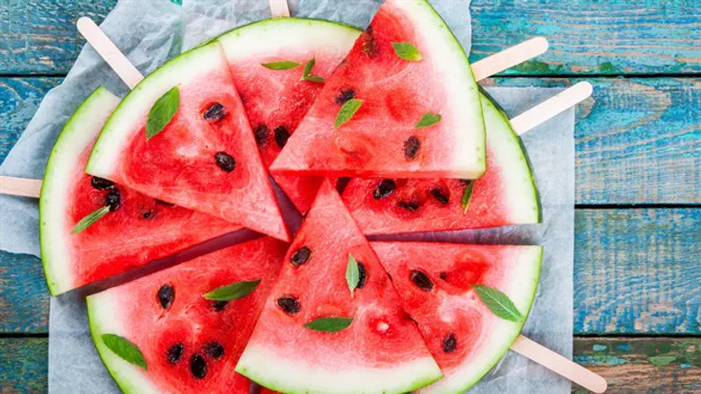 אבטיח זה בעצם מים בתחפושת