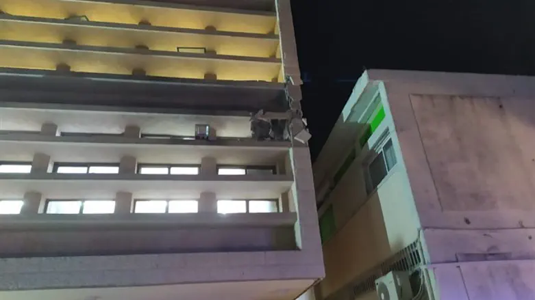 Место попадания ракеты в здание ешивы