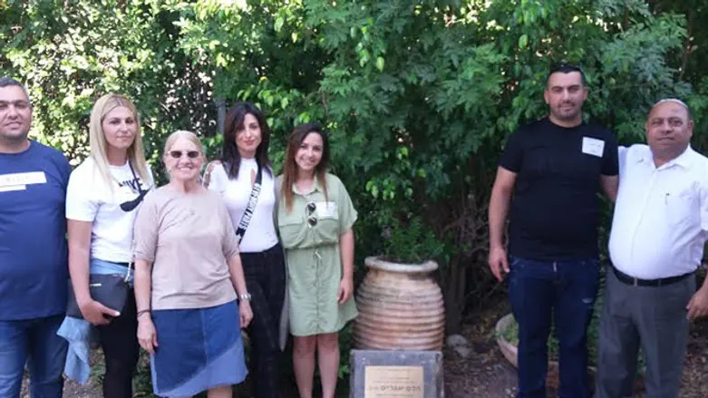 ליד אנדרטת הזיכרון להדס