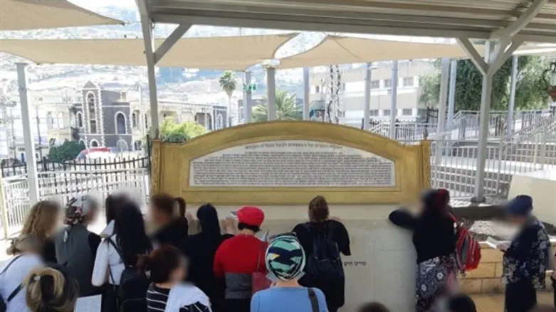 הניצולות בציון הרמב"ם בטבריה