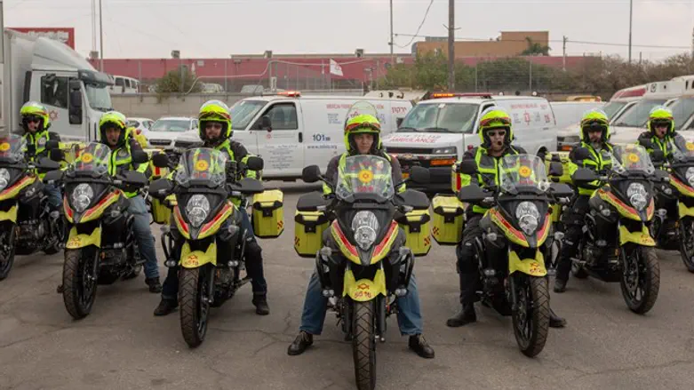 האופנוענים על האופנועים החדשים