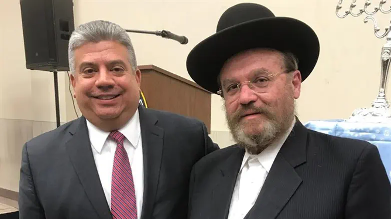 הרב בנימין ברבר והתובע הכללי בברוקלין אריק גונזלס