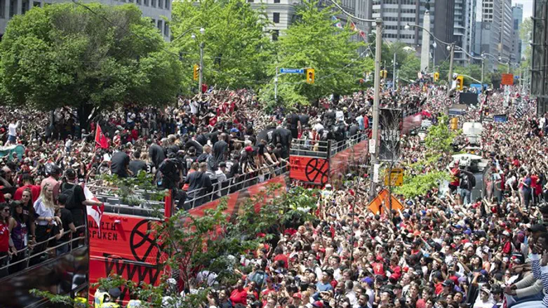 Чемпоинский парад "Торонто Рэпторс" со стрельбой