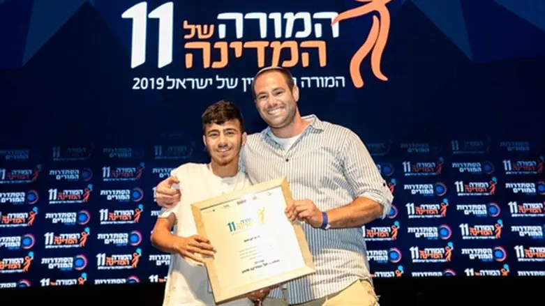 חי גרינבאום עם אחד התלמידים