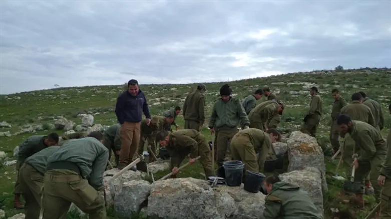 Солдаты ЦАХАЛ на раскопках