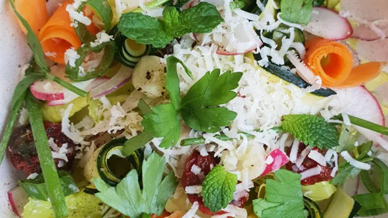 סלט ירקות שורש וזוקיני