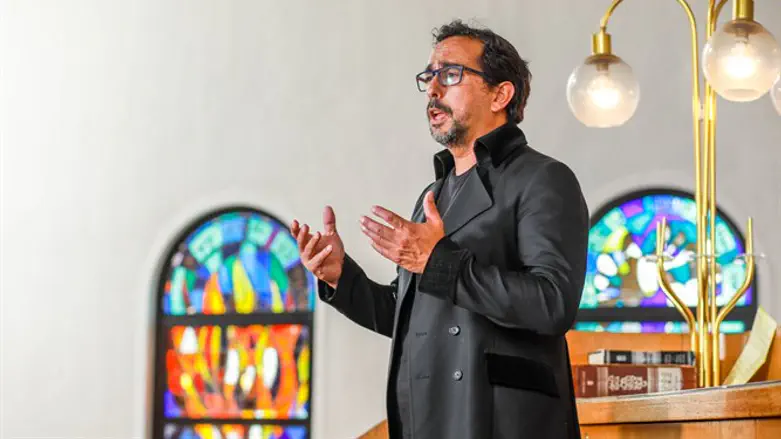 "אני מרגיש כבוד עצום לעסוק בחומרים ששרדו צרות ועדיין מצליחים לגעת בעם". אלמליח