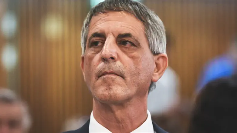 ניצב בצד של שופטי בית המשפט העליון. עו"ד אבי חימי
