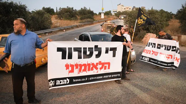 בשביל לקבוע שהמניע לאומני, נדרש מהנפגעת להביא הוכחות. הפגנה סמוך לדיר קדיס