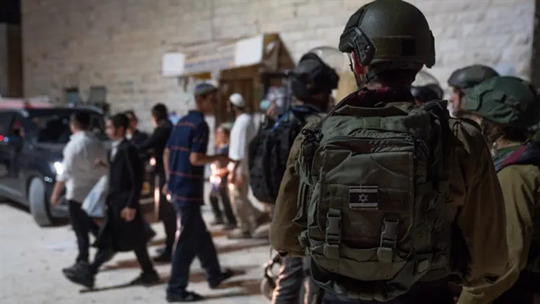 מתפללים בקבר יהושע בן נון