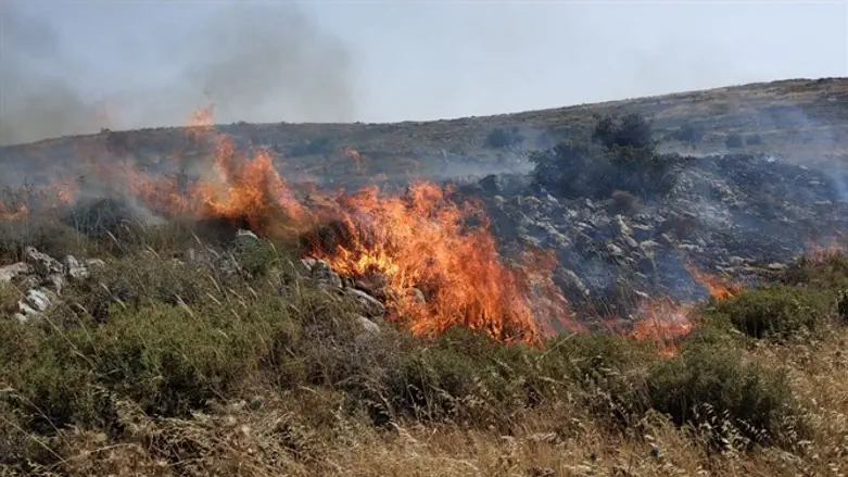 צילומים מראים בבירור את המציתים הפלשתינים. שריפות ליד אחיה