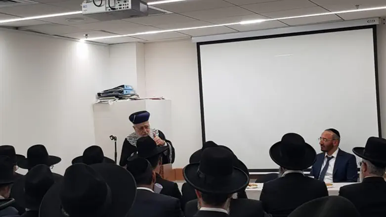 הרב יוסף נואם ביום העיון