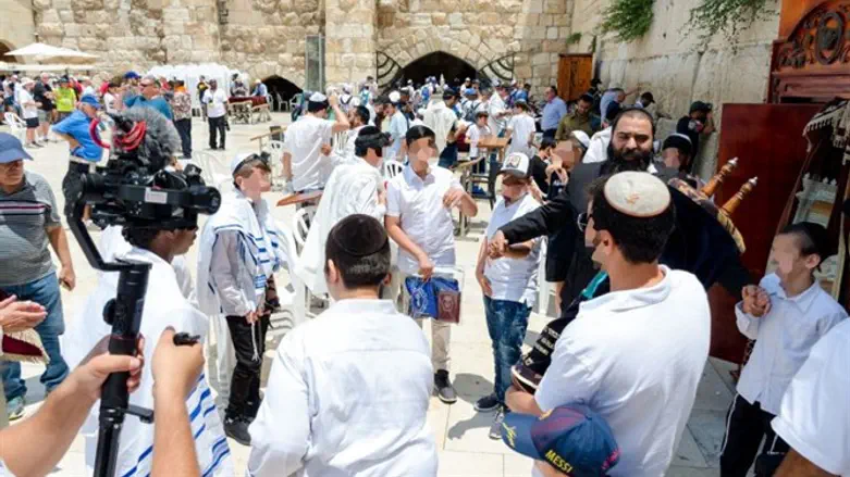 רוקדים ברחבה