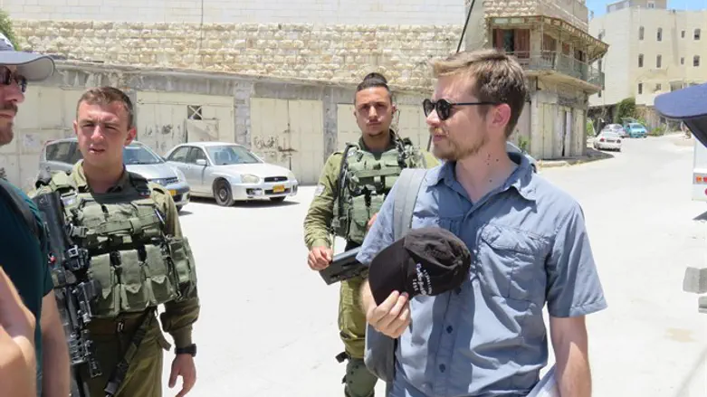  Avner Gavaryahu accompanied by IDF soldiers