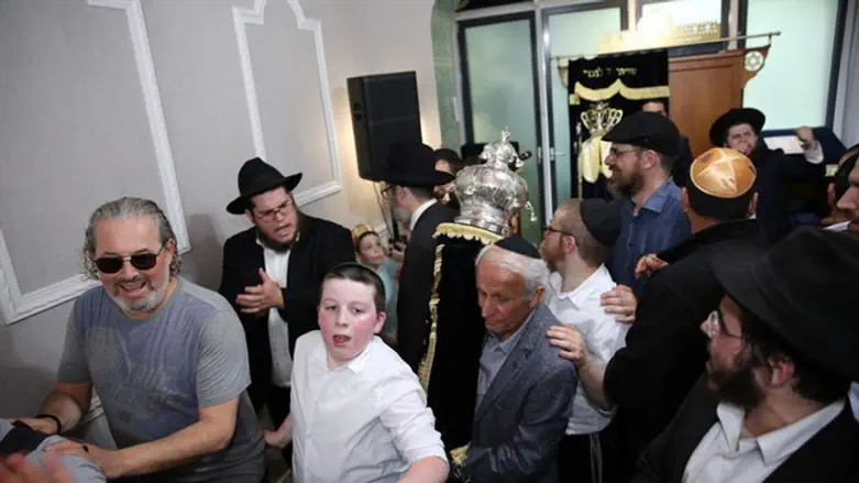 חוגגים