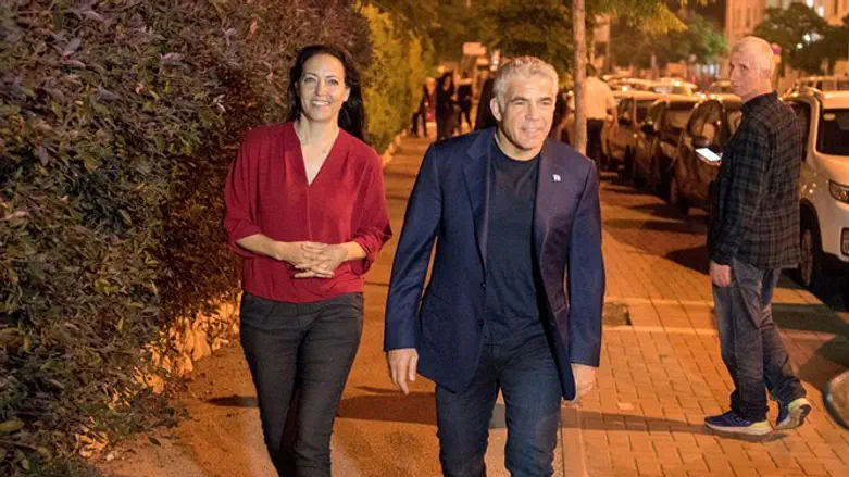 יאיר לפיד ורעייתו