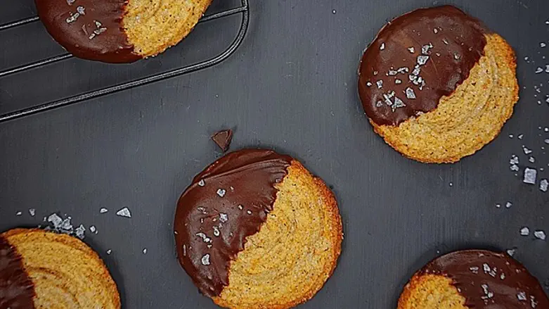 עוגיות שוקולד צ'יפס ומלח גס