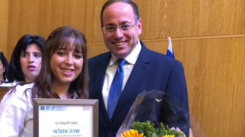 שרה אזולאי עם מנכ"ל השירות הלאומי ראובן פינסקי