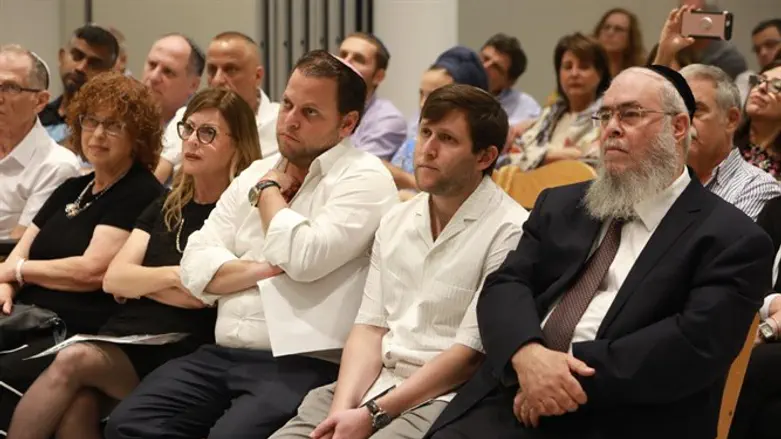 הרב צ'ולק עם משפחת זיסר