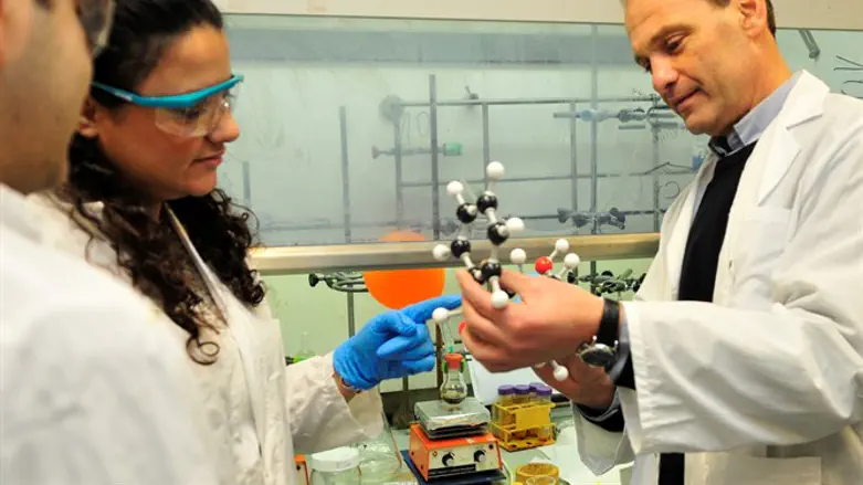 פרופ' גרי גלרמן במעבדה