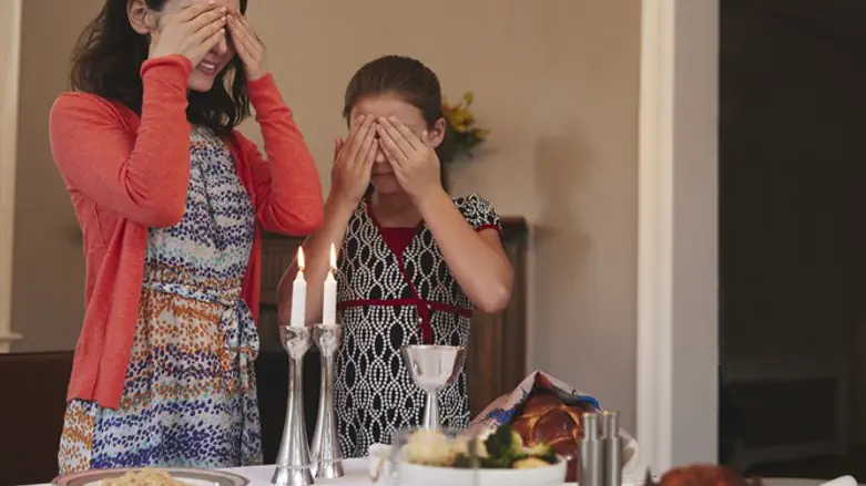 אמא ובת, נרות שבת