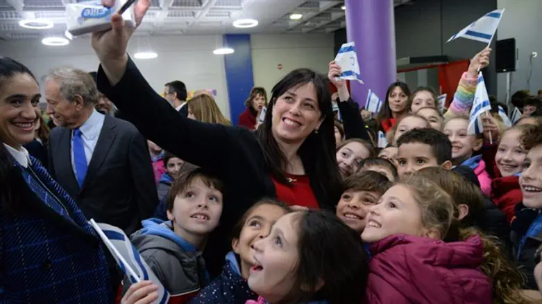 סגנית השר חוטובלי עם ילדי הקהילה בארגנטינה