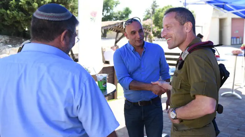 מפקד פיקוד הצפון עם ראשי הרשויות