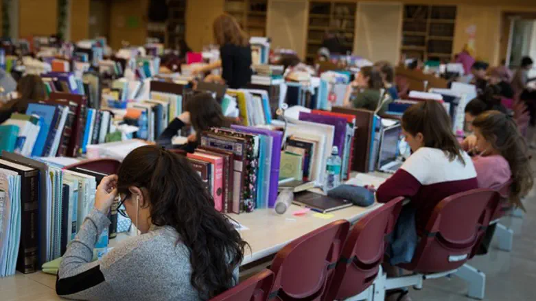 חסידות ורוח שעוברת דרך הקירות. בנות מדרשה (למצולמות אין קשר לכתבה)