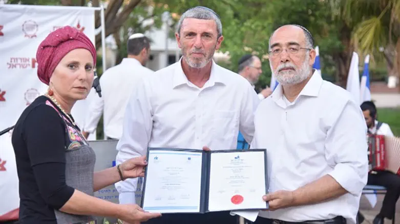 הרב פרץ עם ההורים, שושנה ודניאל בן גל