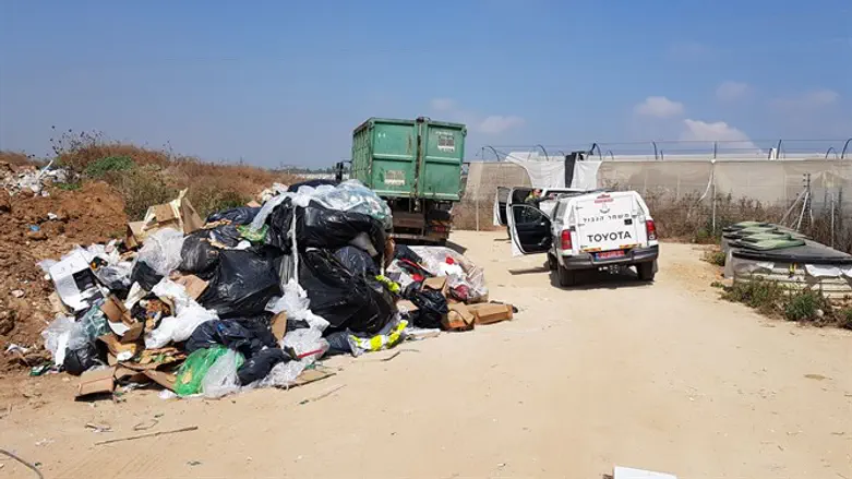 המשאית שנתפסה והפסולת שהושלכה
