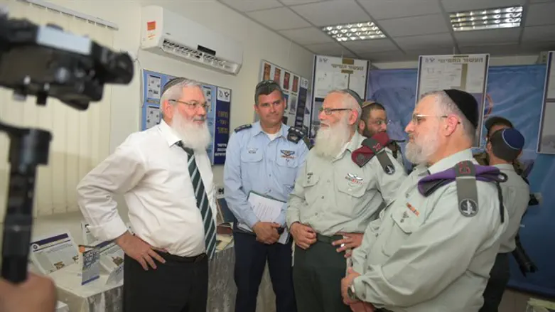 סגן שר הביטחון הרב אלי בן דהן מבקר בתערוכה