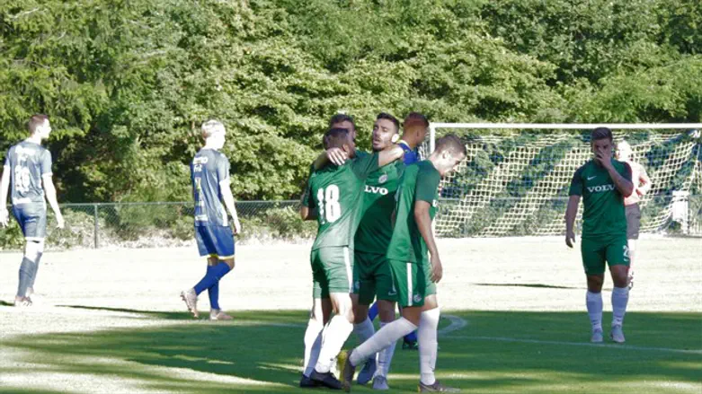 שחקני חיפה חוגגים במשחק האימון