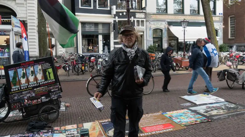 BDS activist Simon Vrouwe promoting the anti-Israel movement