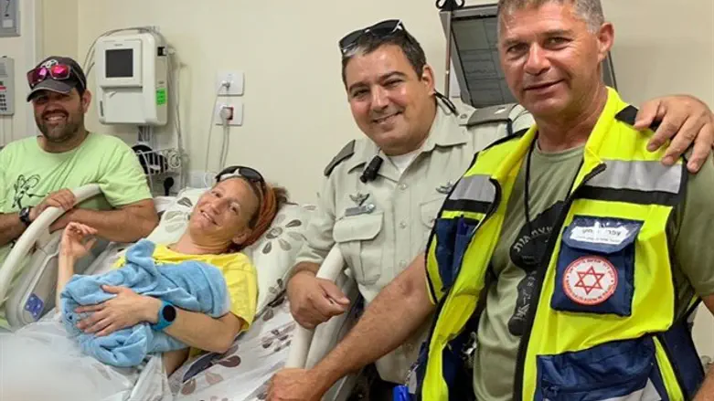 השוטרים עם ההורים בבית החולים