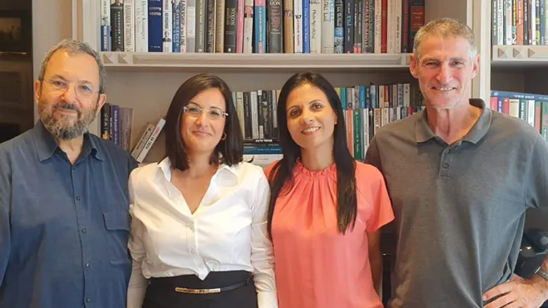 שגית פרץ דרעי עם אהוד ברק, יאיר גולן ויפעת ביטון