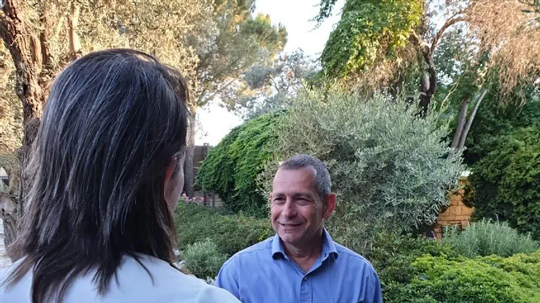 ראש השב"כ נדב ארגמן יחד עם ל' , חוקרת מודיעין סייבר בשב"כ לה הוענק הפרס