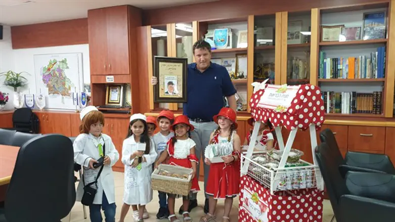 הילדים עם ראש העיר רמי גרינברג