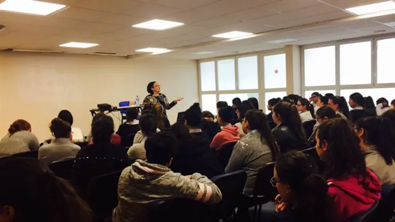 תלמידות בהרצאה של קארין ברדה