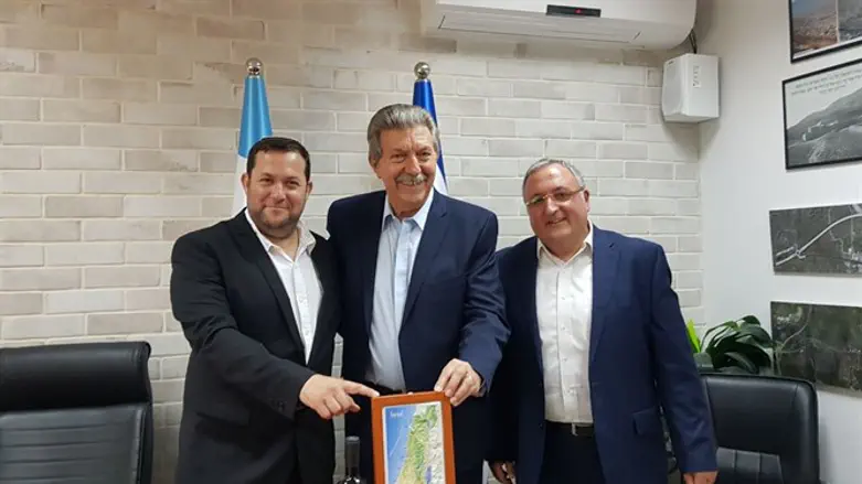 מימין לשמאל: יוסי אלדר נשיא פרלמנט למען ישראל, דר ראובן פרוייטי, יוסי דגן ראש המ