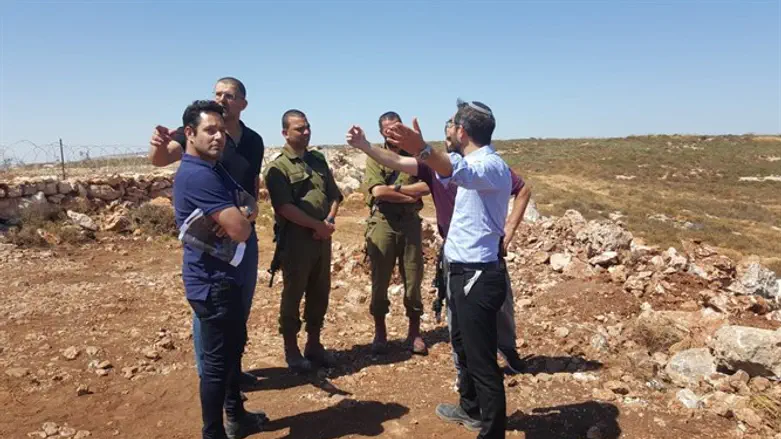 Gantz and army officials