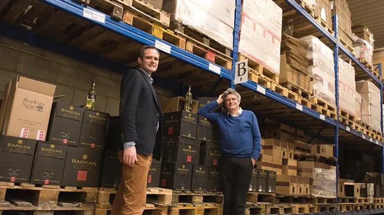 פיטר ואן אורד עם יינות שהוא מייבא מישראל