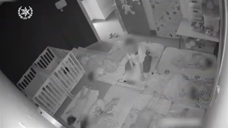 מתעללת בילדים