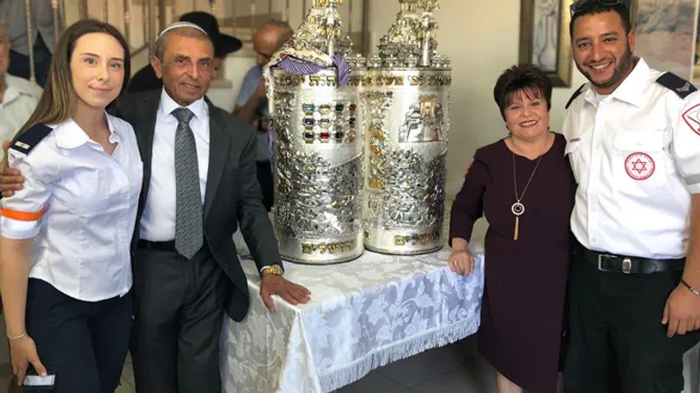 מנשה, רעייתו וצוות מד"א