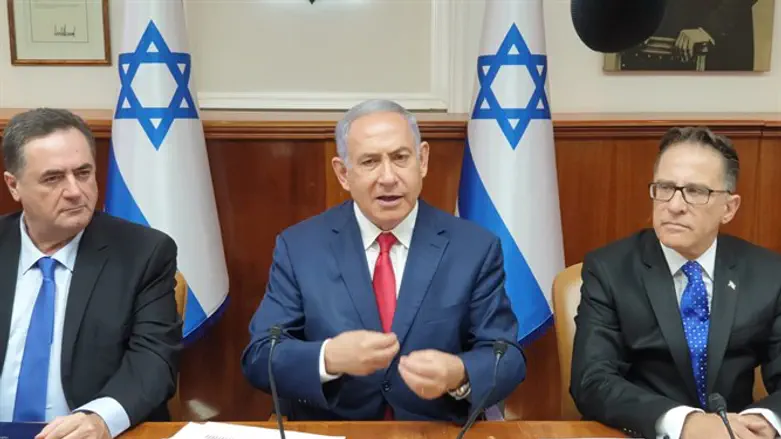 Netanyahu at cabinet meeting